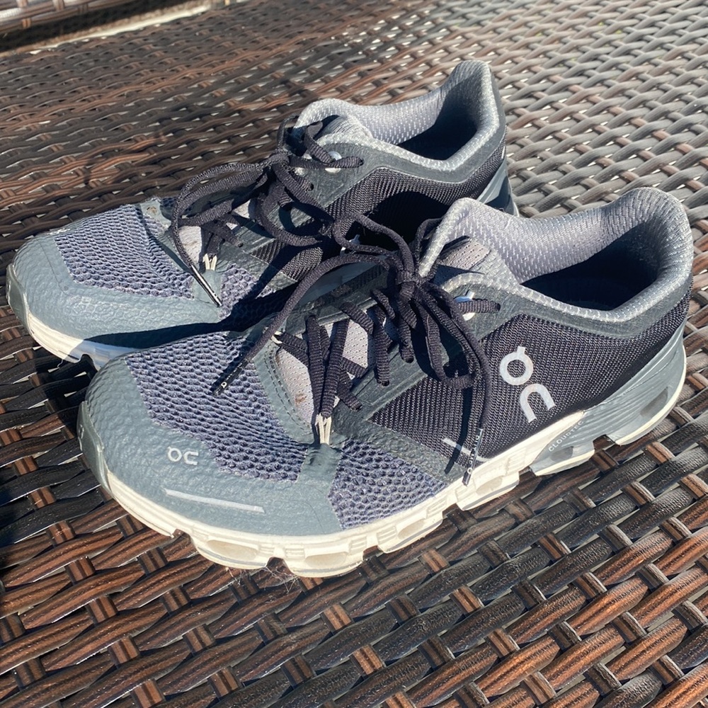 On cloud cloudflyer running sneakers womens 6.5 black and dark gray